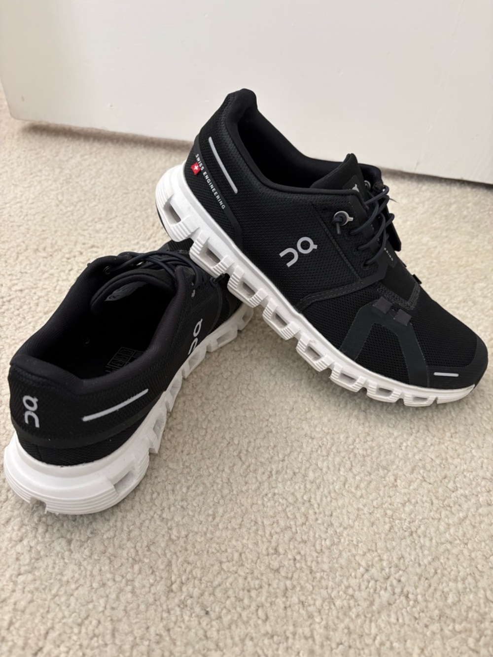 On Running Cloud women’s Running Shoes in Black/White - Picture 2 of 2